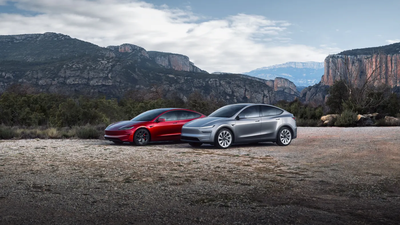 Tesla Model 3 y Model Y aparcados juntos en un paisaje de montaña