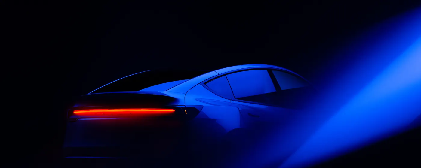 Detalle trasero de un Tesla Model Y con la barra de luces iluminada